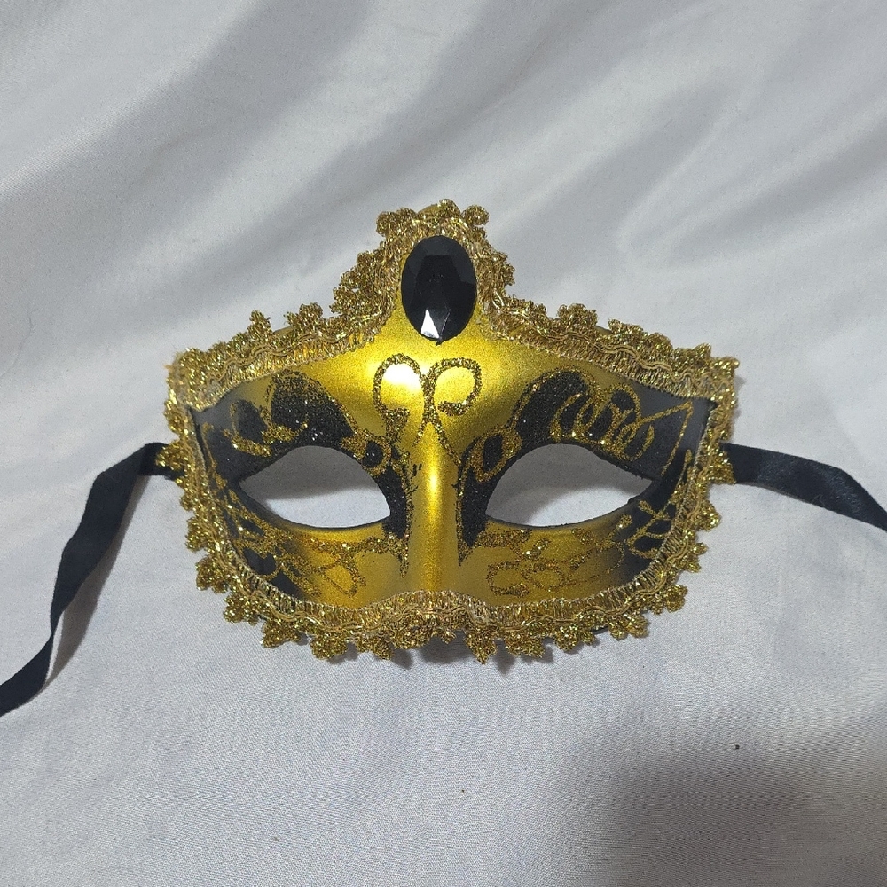 EARTHBOUND Gold and Black Face Mask